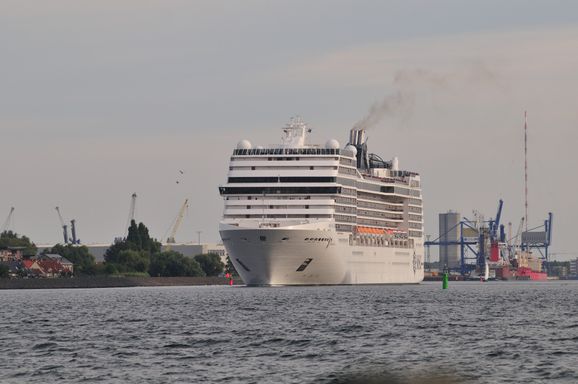kreuzfahrt schiff rostock seelkanal msc poesia