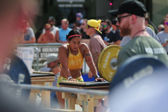 crossfit athletin hanteln battlethebeach 2024
