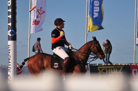 Reiter auf Pferd bei Pferdepolo turnier warnemünde strand