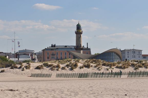 leuchtturm und teepott in rostock warnemünde mit strand und dünen