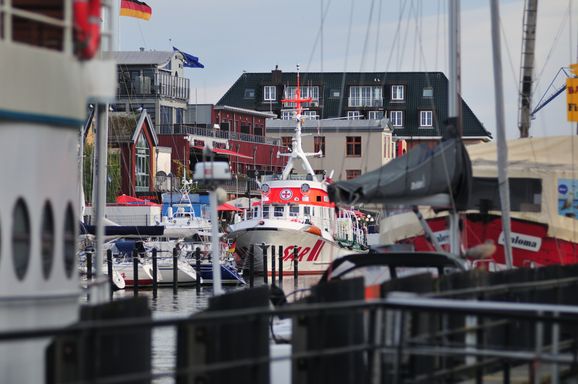 seenotkreuzer arkona im alten strom von rostock warnemünde