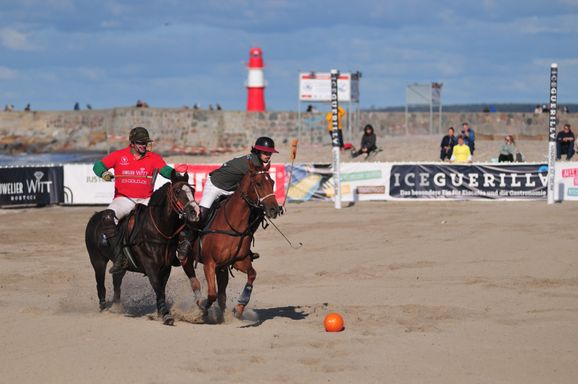 pferde polo turnier wettkampf mit leuchfeuer am strand von rostock warnemünde