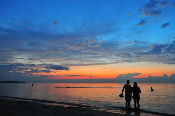 sonnenuntergang über der ostsee am strand in rostock warnemünde