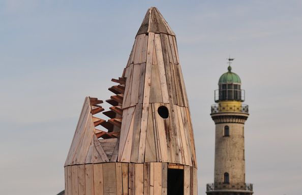 haifisch skulpur und leiuchtturm in rostock warnemünde