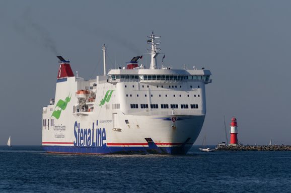 Fähre Stenaline läuft in Hafen Rostock Warnemünde ein